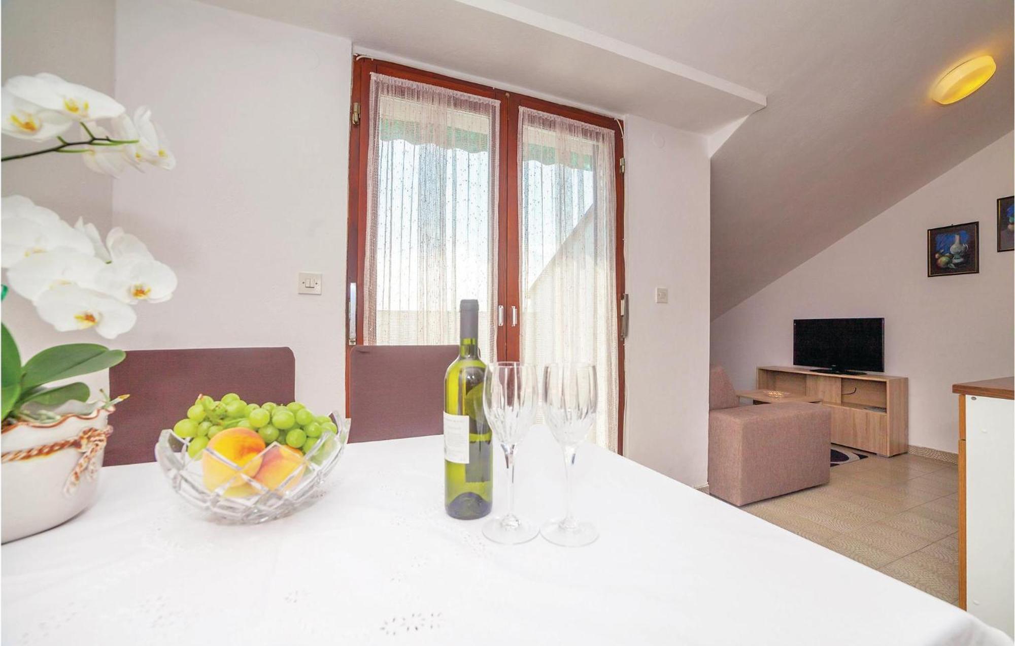 2 Bedroom Amazing Apartment In Crikvenica Luaran gambar